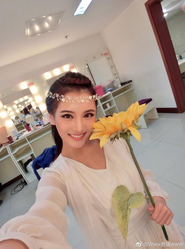 夺冠功臣赵继伟第一时间公开了自己的女友王君瑞,他将女友从看台上抱