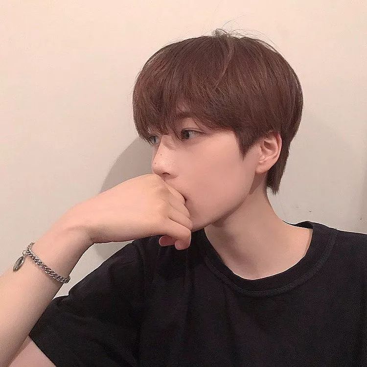 每天手机上欣赏她们的照片男朋友以为我出轨了