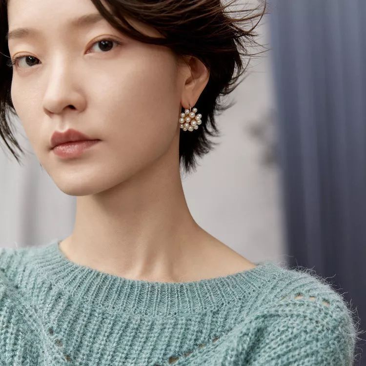 对白是杜鹃连续4年代言的国产品牌,知性又有气场的调调,款式简约不作