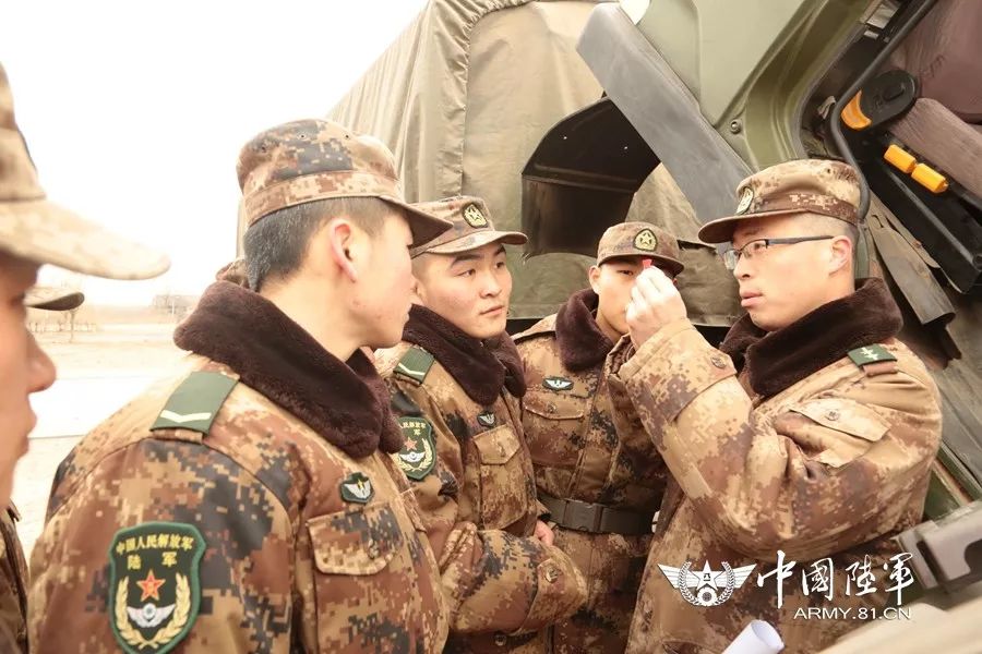 77岁老党员走进陆军某后勤训练基地传承雷锋精神