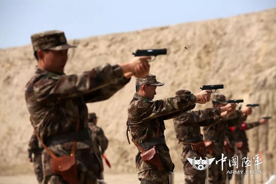 【现场直击】新疆军区某训练基地组织轻武器实弹射击考核