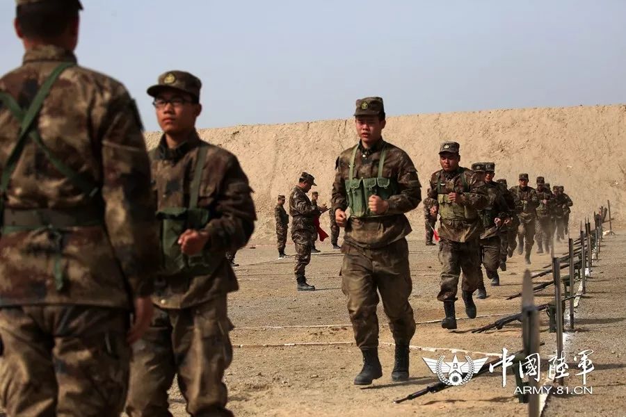 【现场直击】新疆军区某训练基地组织轻武器实弹射击考核