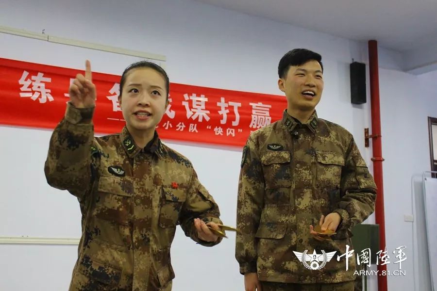的表演形式把今年部队的典型安全事故案例"回放"了一遍自己演的投入