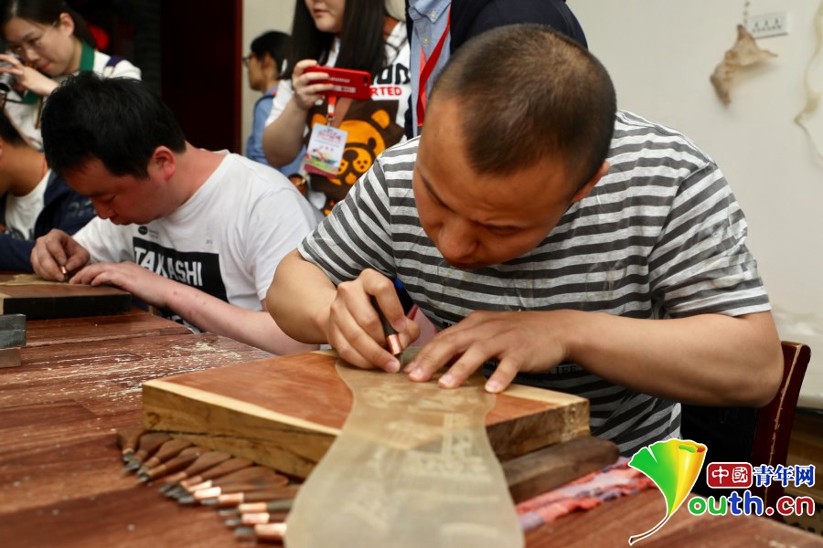 华县皮影制作技艺非遗传承人薛宏权:每一刀刻下去都是灵魂