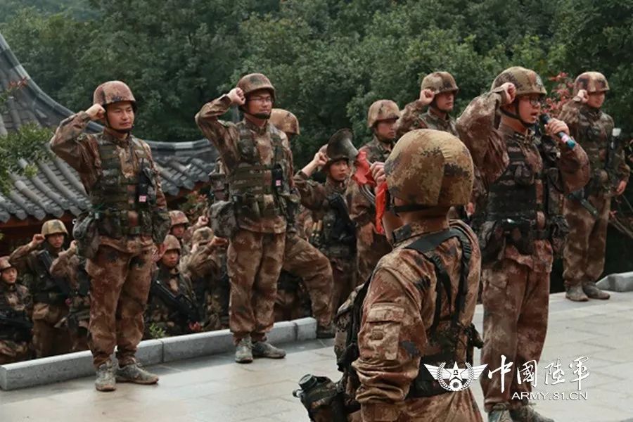 第72集团军某旅英魂不朽烈士陵园里响起悠扬的冲锋号音