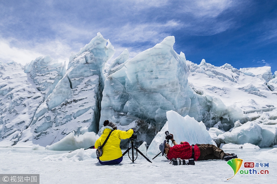 拉萨岗布冰川现日晕奇观 吸引游客拍照留念