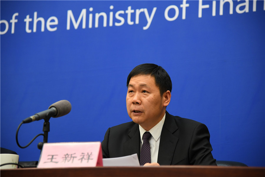 很高兴邀请到财政部国库司负责人娄洪先生,预算司副司长王新祥先生