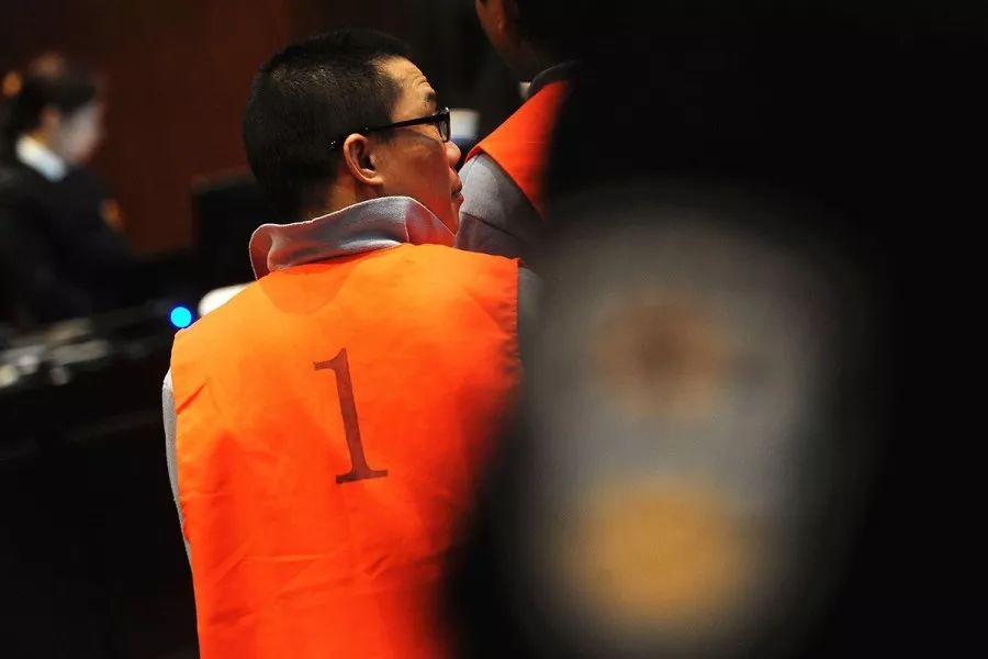 曾身犯14宗罪,私藏的珍宝多达4辆货车据公开资料显示,陈垚东外号"龙哥