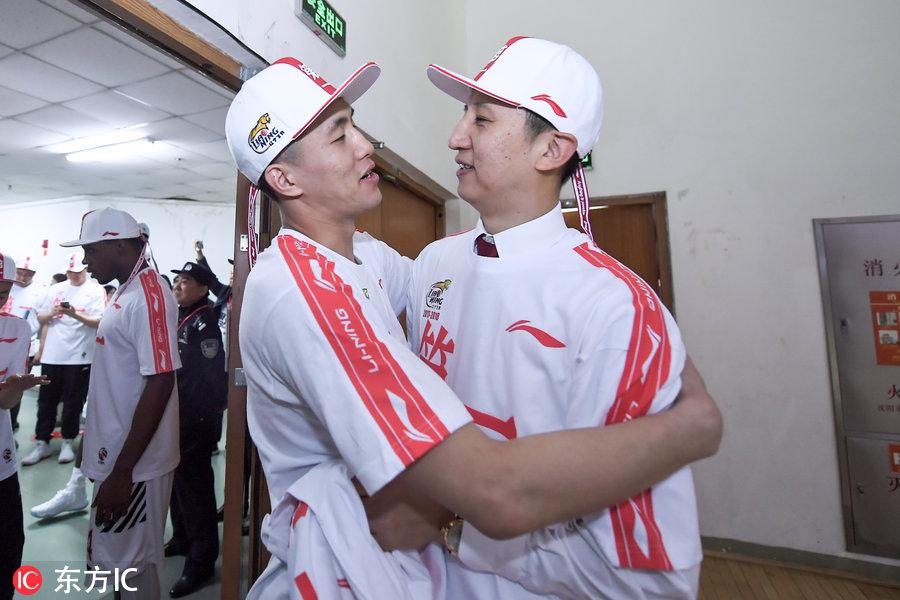 郭家叔侄终圆梦 郭士强通道内亲吻郭艾伦