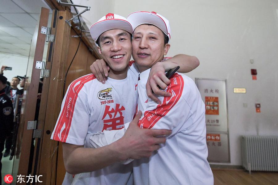 郭家叔侄终圆梦 郭士强通道内亲吻郭艾伦