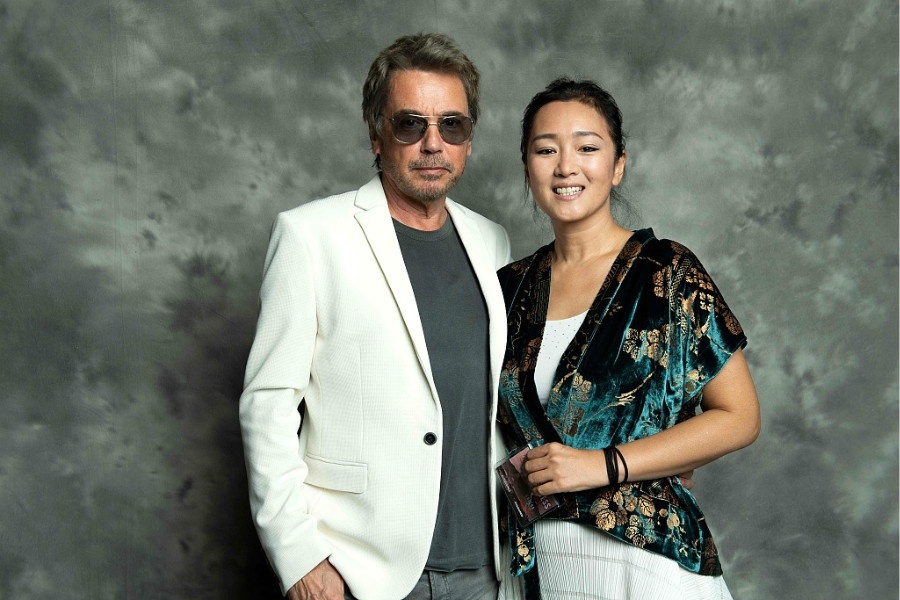 巩俐亮相法国电影节与70岁法籍男友甜蜜依偎