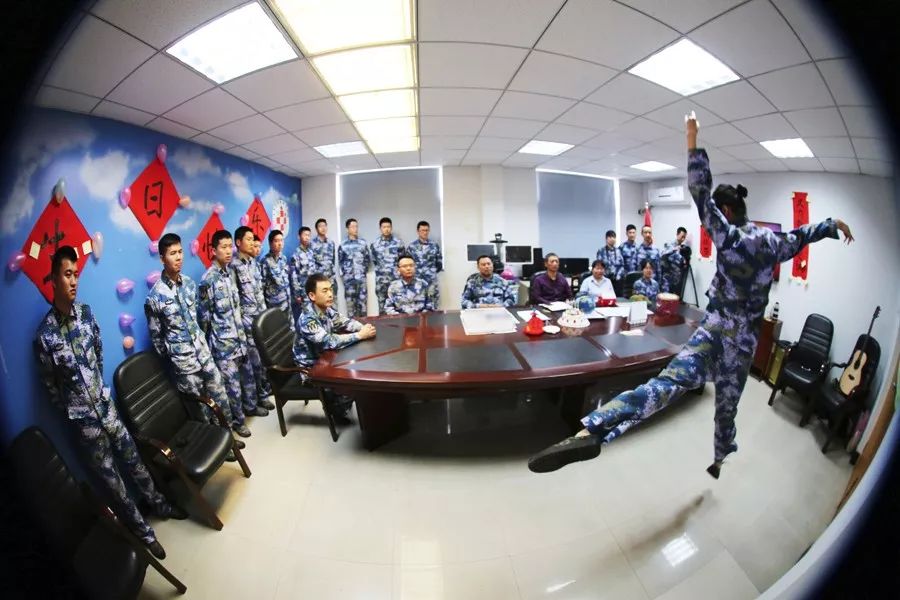 春日军营温情一幕,父亲为女儿戴上少尉军衔