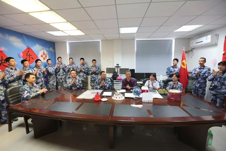 春日军营温情一幕,父亲为女儿戴上少尉军衔