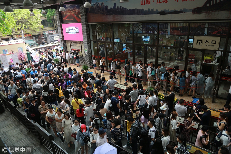 重庆长江索道变"网红" 游客排队两小时打卡五分钟