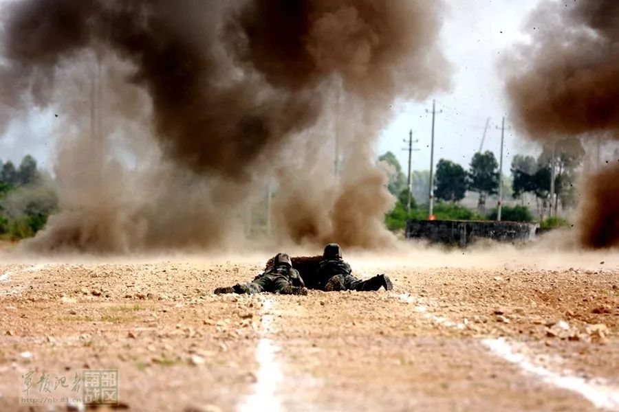 硝烟弥漫在tnt的爆炸中近距离感受战场