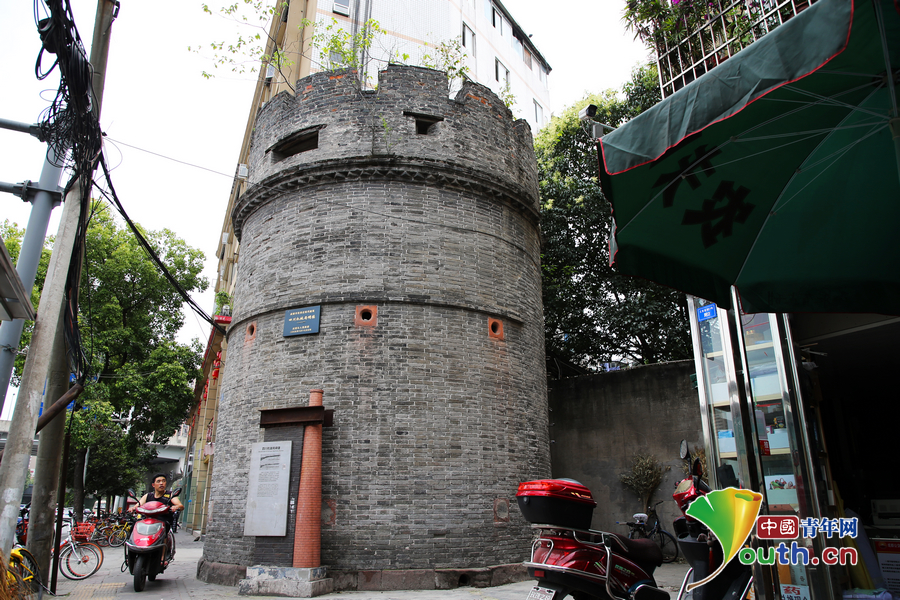 5月28日,矗立在成都市区三官堂街边的百年碉堡.高寒 摄