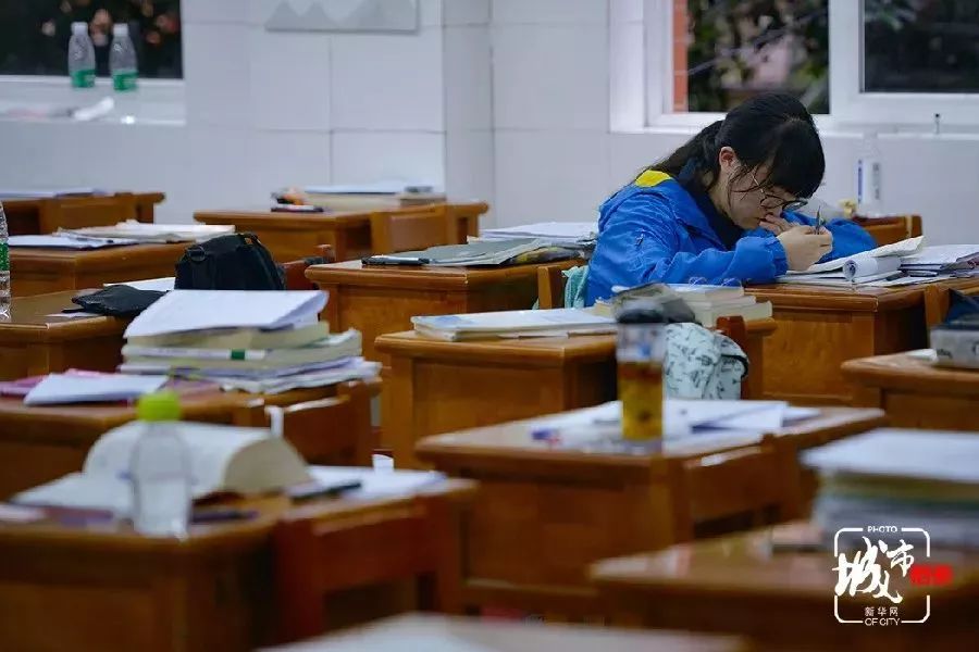 高考倒计时的难忘瞬间,每一张都暖到人心.