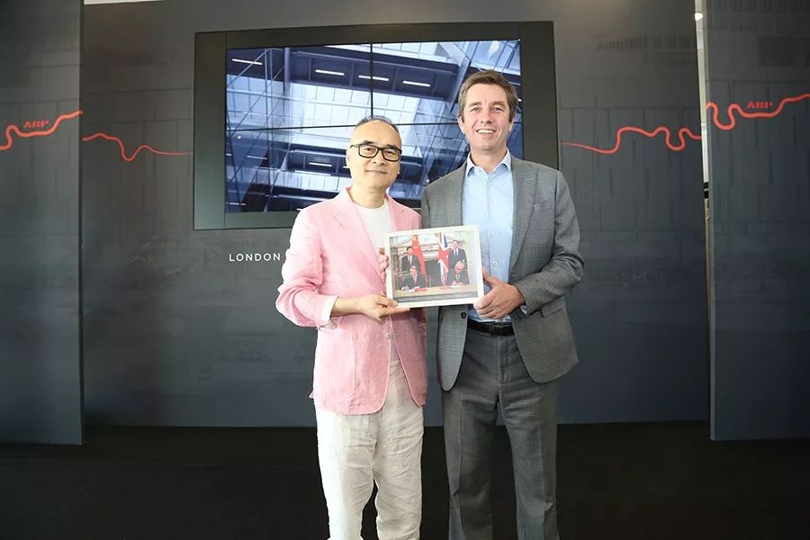 胡润向abp 总部基地首席执行官许颖赠送胡润百富十八周年礼物 夜幕