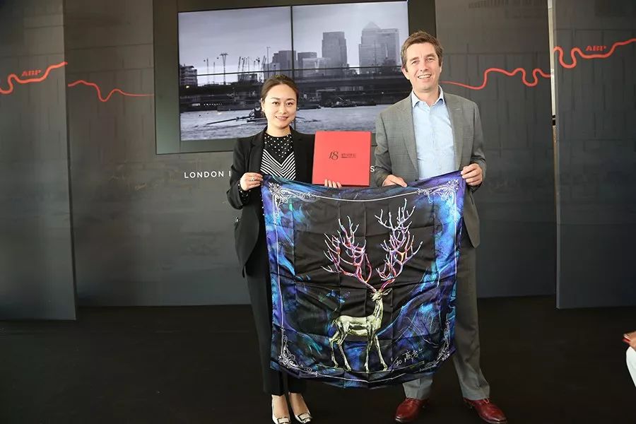 胡润向abp 总部基地首席执行官许颖赠送胡润百富十八周年礼物 夜幕