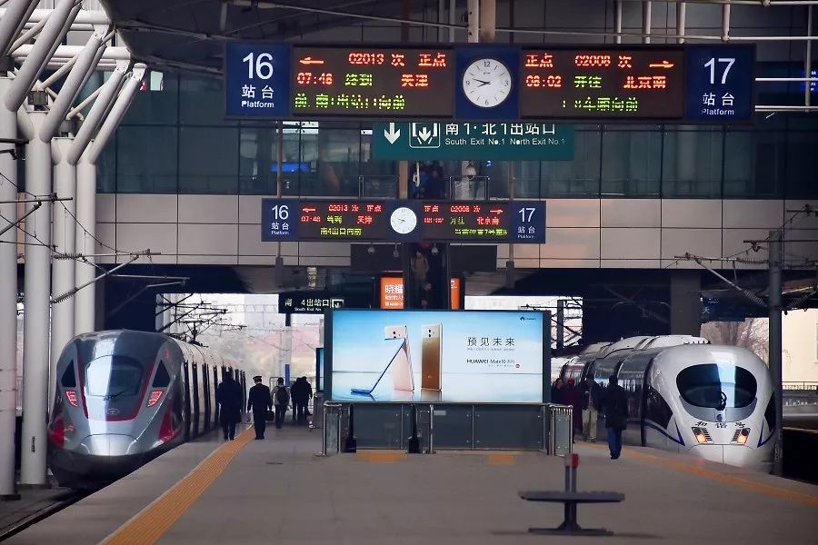 动车时速多少:中国首条时速350公里高铁十周岁 多少政要打过卡 “和谐号”迎接“复兴号”到来。杨宝森 摄