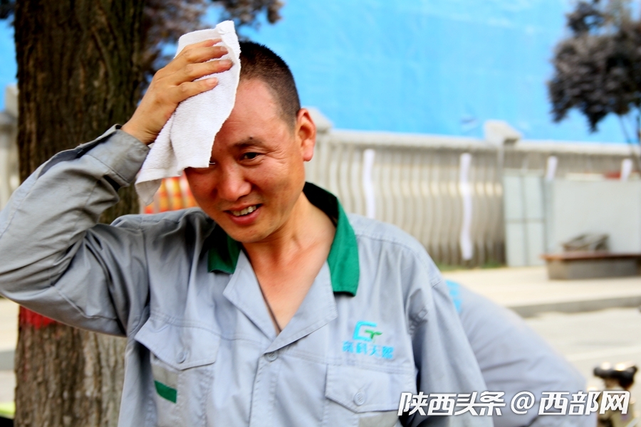 刚刚工作十分钟,杨开亮就满头大汗.