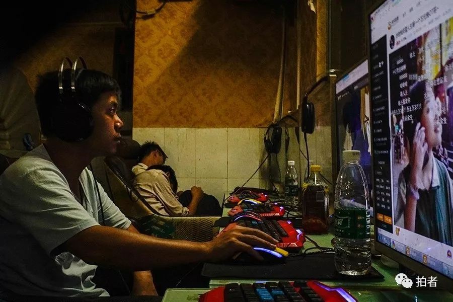 三和人力市场巷子里的网吧内,刘蒙在上网,他今天就准备睡网吧了.