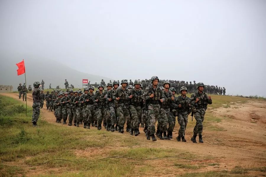 优秀班长"吴书贵被授予过"硬骨头六连式连队"荣誉称号参赛连队更是