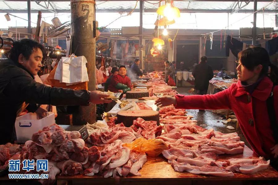 逼得老人坐公交去邻镇买肉,黑恶势力为何能操控农村肉价?