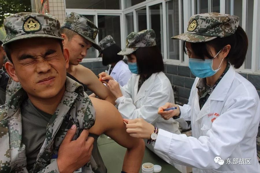 "戏精"附身!新兵第一次打预防针,表情包来了