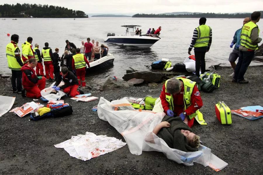 之后,他又伪装成一名警察,在首都奥斯陆以西40公里的于特岛对参加挪威