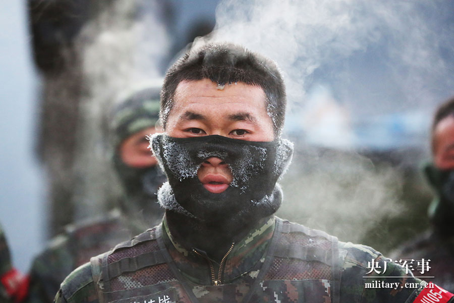 【组图】寒冬武装奔袭 特战队员满脸结冰