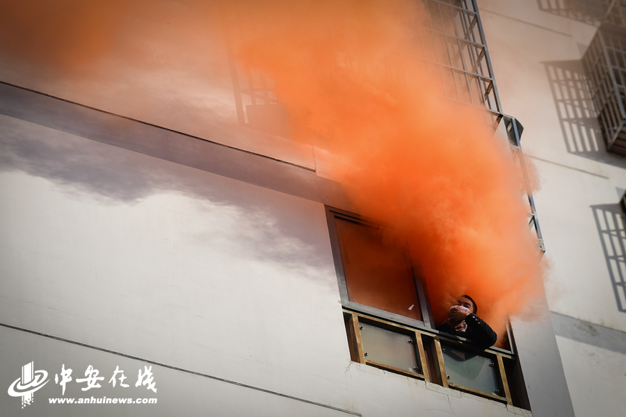 合肥:高层火灾救援演练进社区【组图】
