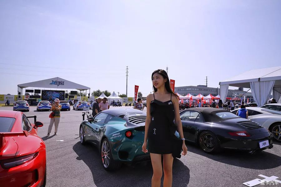 豪车美女身高174的长腿女神与兰博基尼相遇