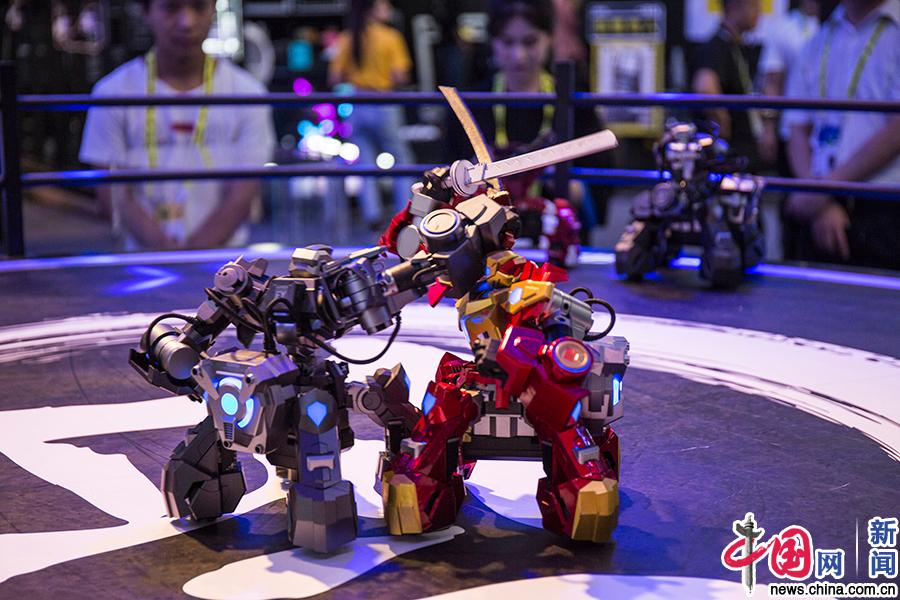杭州玩机器人游戏还可以减肥体感机器人亮相造物节