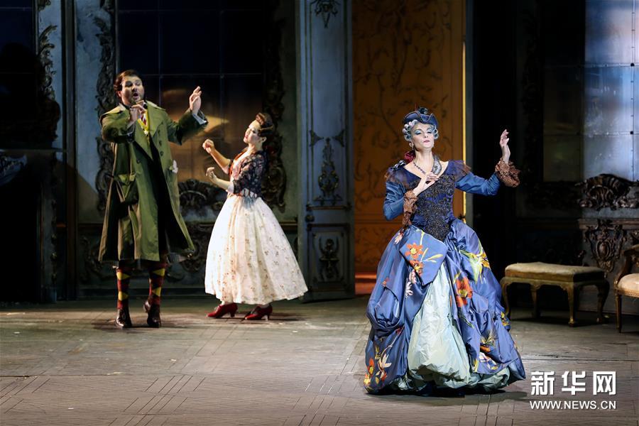 10月15日,意大利斯卡拉歌剧院演员在进行《假扮园丁的姑娘》的彩排.