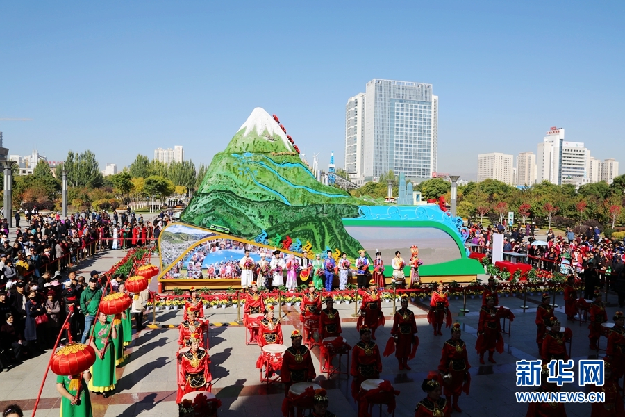 中华水塔青海彩车亮相西宁