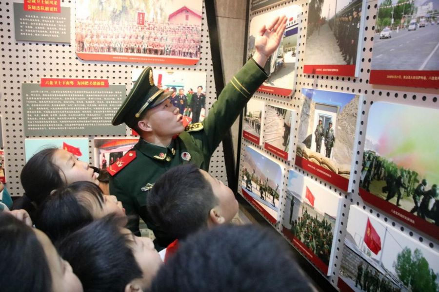 讲解员耐心仔细地为师生们讲述了这个英雄连队的光辉历史和优良传统