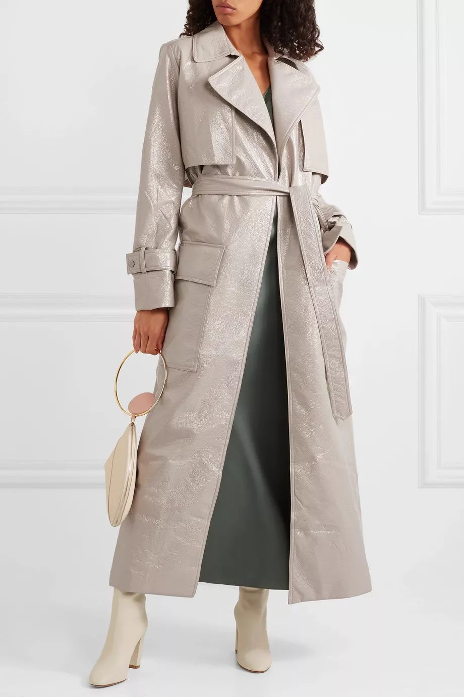 我们对这些"水灵灵"的漆皮单品的向往,竟然是因为一种原始的本能.