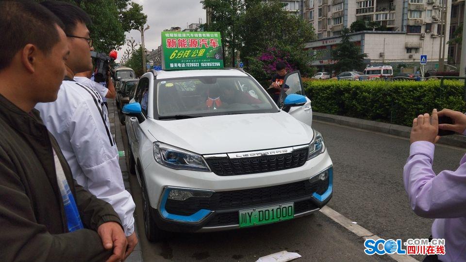 巴中首副新能源汽车专用号牌发放绿色渐变色格外拉风