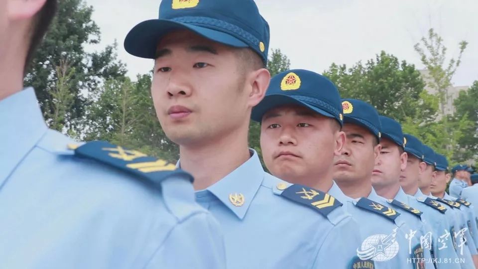 在训练场,一排排戴着四级军士长军衔的16年老兵们,正顶着炎炎烈日进行