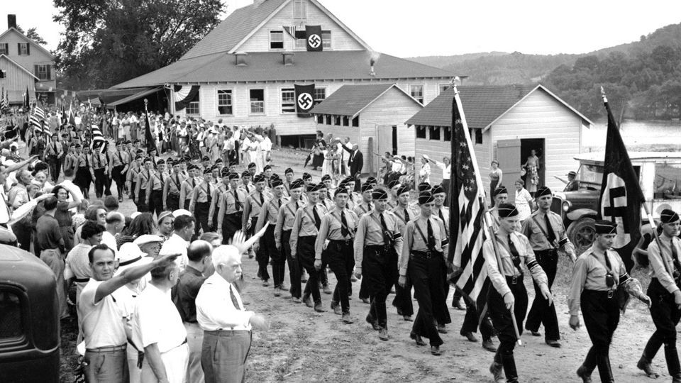 显然,"银衫会"是一次拙劣的模仿游戏.