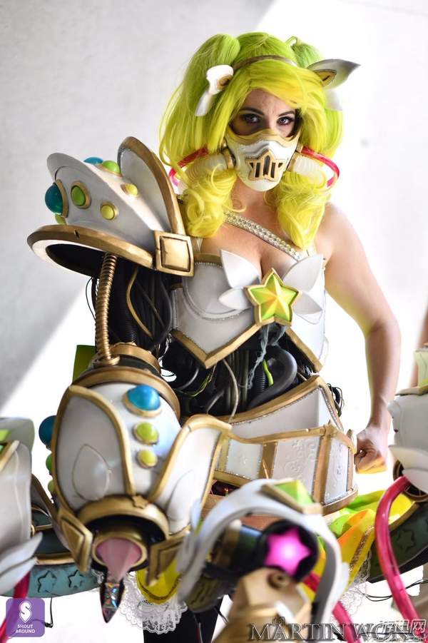 国外美女cos星之守护者厄加特还原超高获拳头点赞