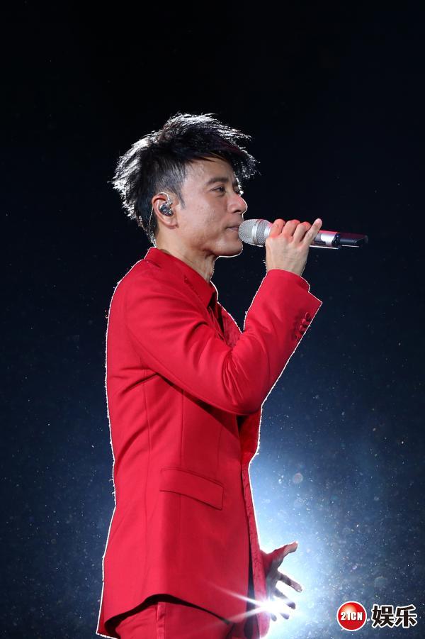 李克勤佛山个唱吊威亚玩特技 粉丝无惧风雨全场爆满
