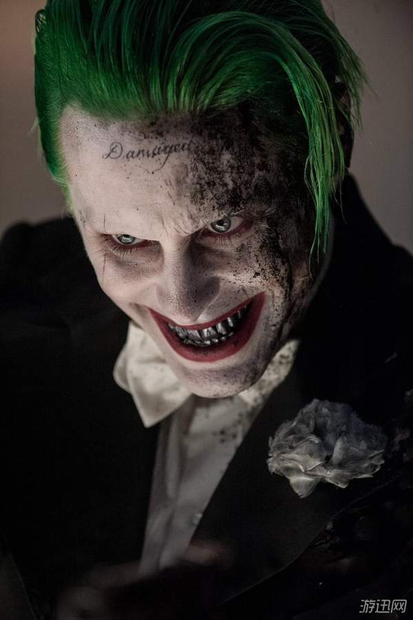《自杀小队》未曝光剧照公布 小丑表情狰狞,满脸癫狂