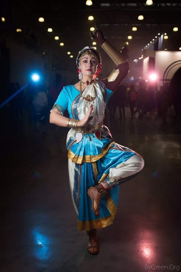 国外妹子cos《守望先锋》秩序之光 身姿灵动,翩翩起舞