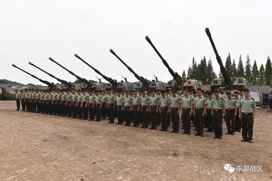 在您牺牲后的第30天,部队专门组织官兵在火炮前深切缅怀您!