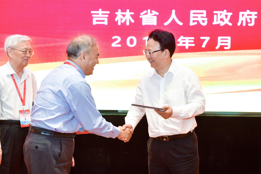 景俊海为院士代表王佛松,刘旭颁发聘书.副省长安立佳主持会议.