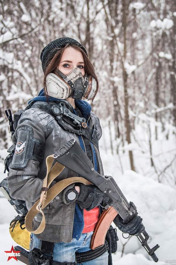 育碧官推转发《全境封锁》大神cos 小姐姐持枪眼神犀利