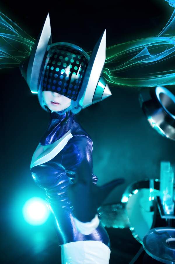 韩国美女cos《lol》dj琴女 身材火辣,科幻感十足