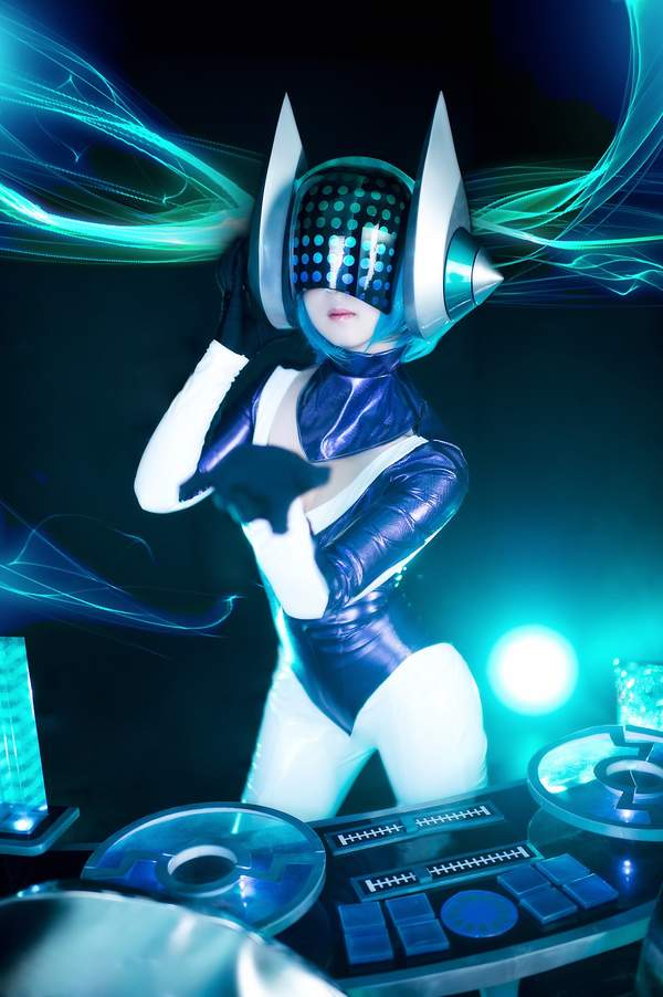 韩国美女cos《lol》dj琴女 身材火辣,科幻感十足